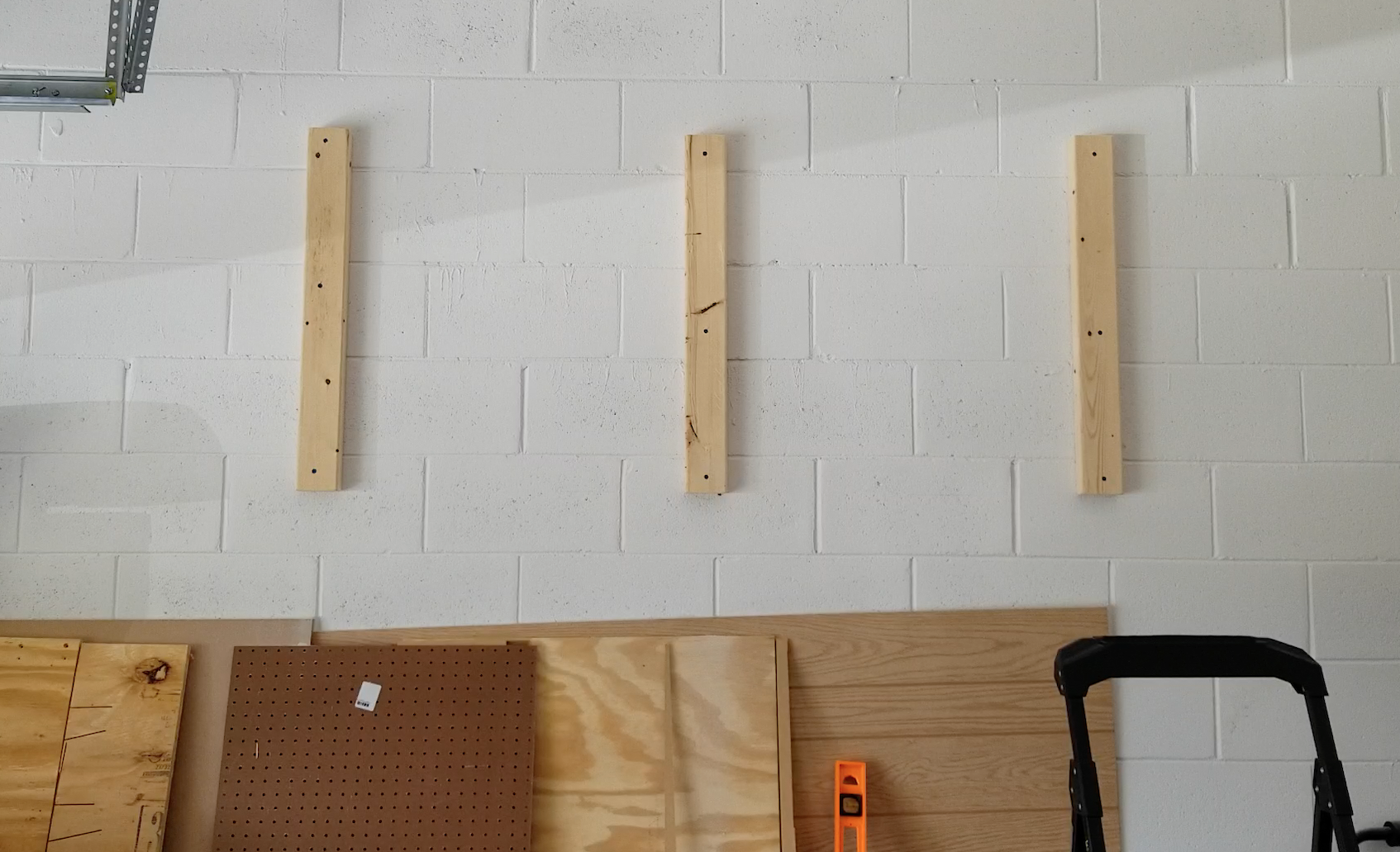 wall lumber rack with support